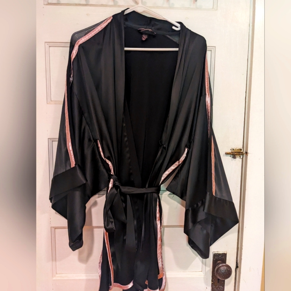 VS satin kimono